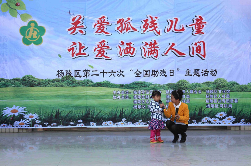 小朋友为大家表演《小红帽》