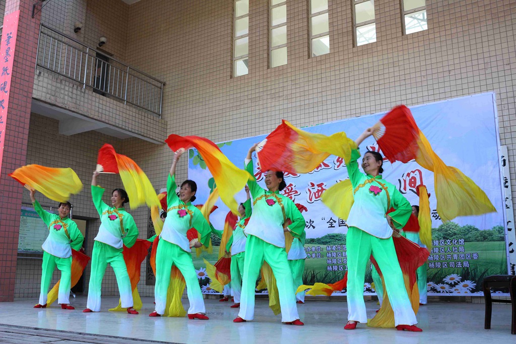 阳光社区文艺队表演节目