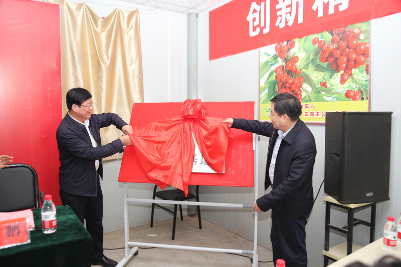 贾乃荣、董立民为“陕西(杨凌)残疾人新型职业农民培训基地”揭牌