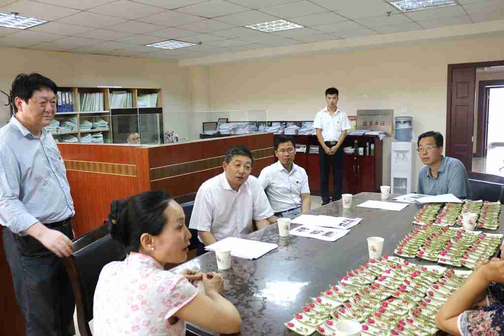 省残联朱峰理事长同手工艺制作残疾人交流