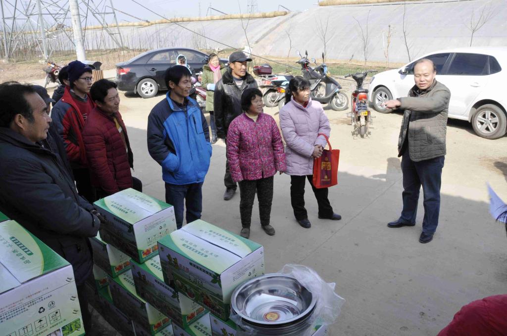 区残联教就科杨盖平给残疾人拜年