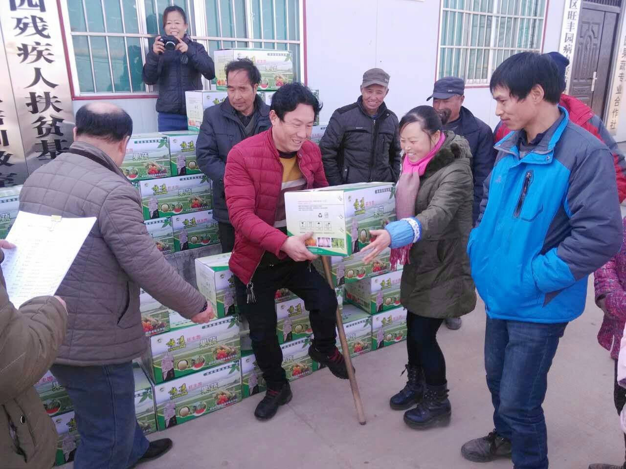 区残联教就科杨盖平为残疾人发箱菜