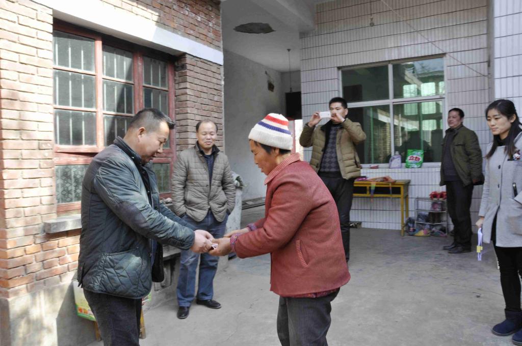 杨凌旺丰园果蔬合作社张红利慰问残疾人