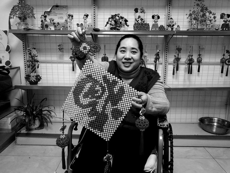 王建芳做的手工 本报记者党运摄