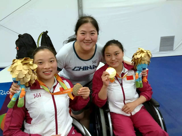 获奖后的张丽(左)成姣(右)