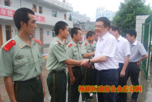 梁桂等领导亲切慰问驻区官兵