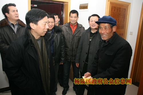 王宝平亲切慰问老干部和困难群众