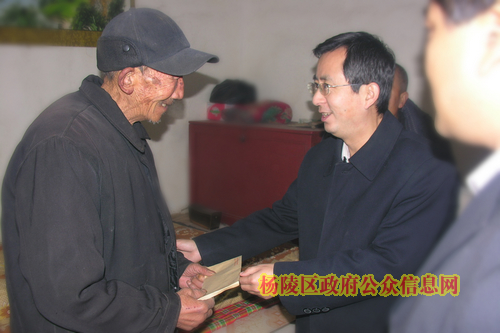 马宝收看望慰问老干部和困难群众