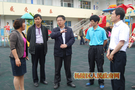 张启东看望慰问我区小学和幼儿园师生