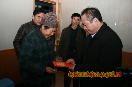 郭社荣看望慰问我区老干部和贫困党员