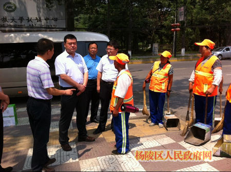 魏建锋慰问烈日下奋战在一线的环卫工人