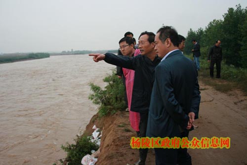 我区千余名干部群众全力以赴防汛抢险