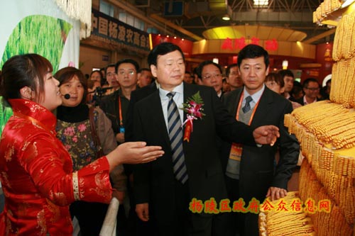 娄勤俭参观第十八届杨凌农高会展馆