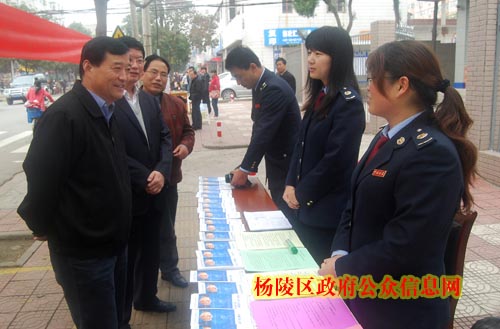 我区开展政风行风民主测评宣传日活动