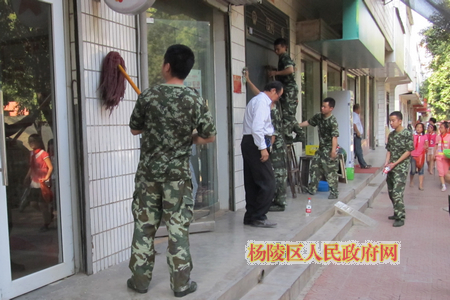 我区青年志愿者积极参与全区环境大整治行动