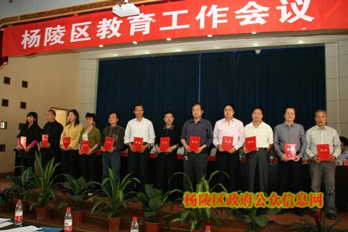 我区聘任吕新民等12名同志为区政府督学