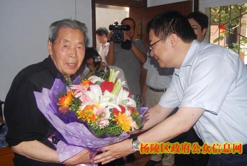 梁桂周耀生深入我区慰问老干部和贫困老党员