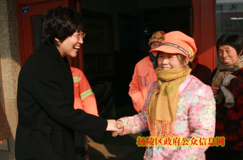 我区领导慰问春节坚守一线单位干部职工及驻区官兵