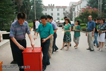 我区机关干部积极向洪涝灾区捐款