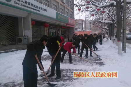 区市政局紧急出动清除城区道路积雪
