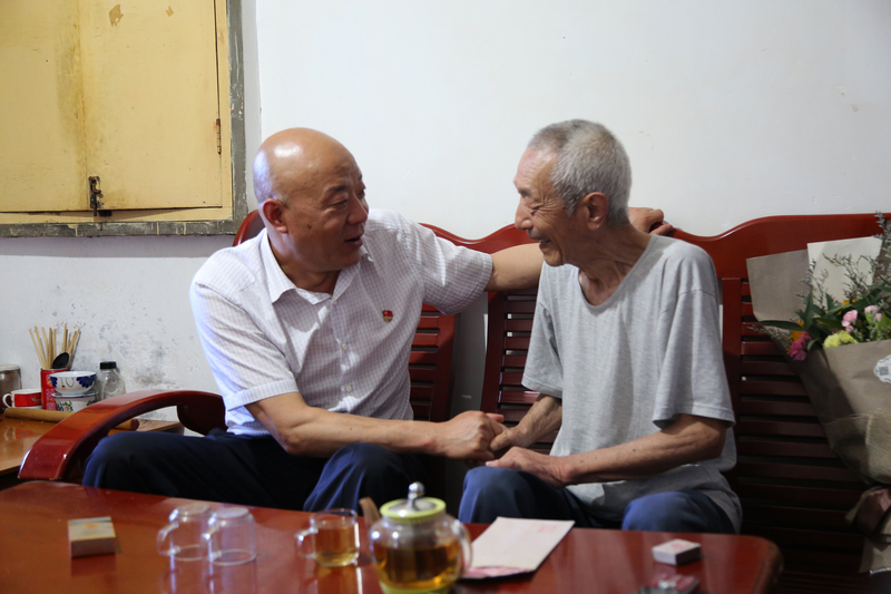 杨陵区组织开展看望慰问老党员和生活困难党员活动