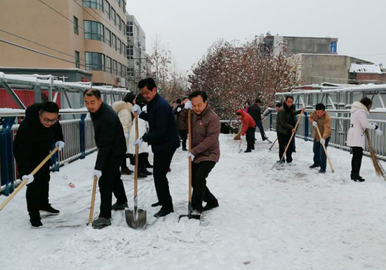 杨陵区干部职工积极清扫积雪 方便群众出行 （多图）