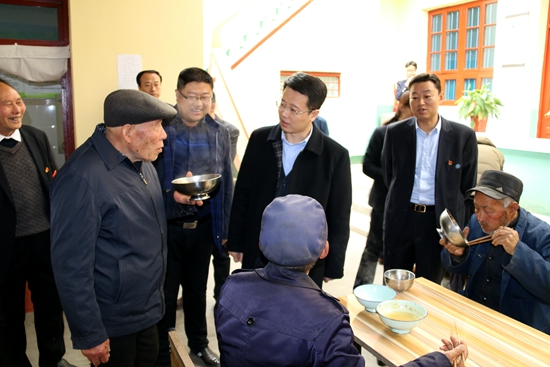 单舒平深入大寨街道办调研