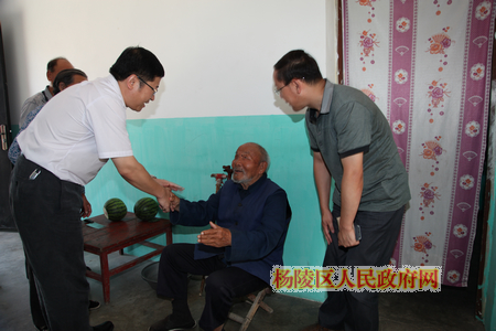张启东亲切慰问老党员和困难党员