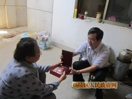 马宝收慰问“光荣在党50年”老党员和贫困党员