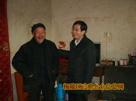 马宝收慰问退休老干部和困难群众