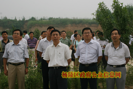 我区半年会强调：要振奋精神 坚定加快发展的信心和决心