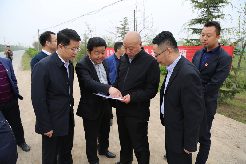 区级领导检查2017杨凌农科城国际马拉松赛道环境卫生等工作