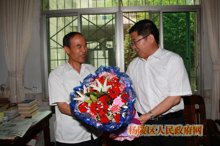 “七•一”前夕：张启东看望慰问离退休老干部