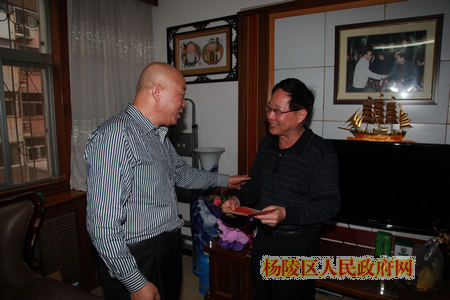 重阳节前夕蒋展宏慰问老干部老劳模和贫困户