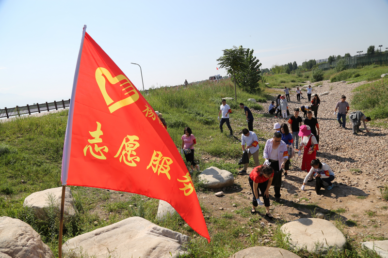 杨陵区组织开展捡拾垃圾志愿服务活动
