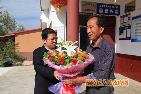 张启东等领导“双节”慰问我区劳动模范