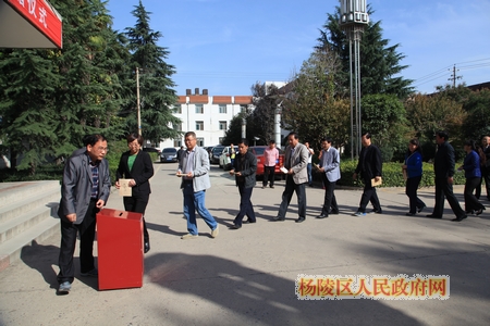 杨陵区组织干部职工开展精准扶贫集中捐赠活动
