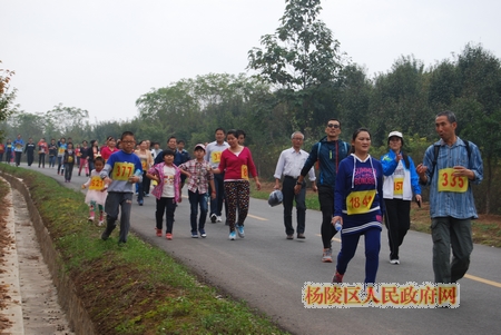杨陵区举行小湋河健步走活动