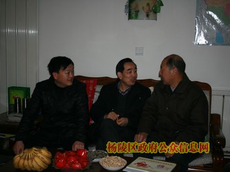 任博等区级领导慰问老干部和困难群众