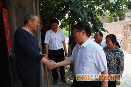 张启东看望慰问困难党员和老党员