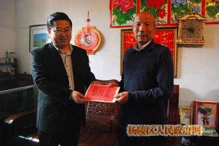 张启东慰问老党员和烈士遗属