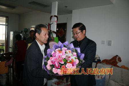 重阳节前夕张启东慰问老干部老劳模
