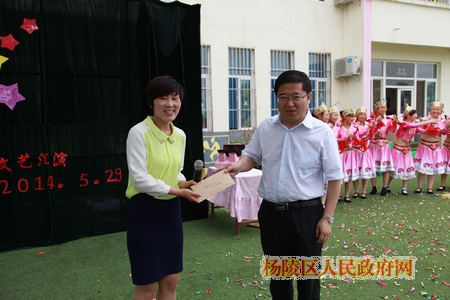 张启东等领导慰问我区少年儿童