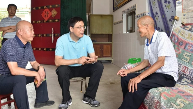 李九红调研精准扶贫和现代农业（图） 