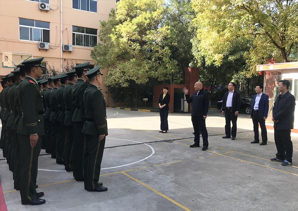 区委书记蒋展宏带队走访慰问国庆假间坚守一线的干部职工