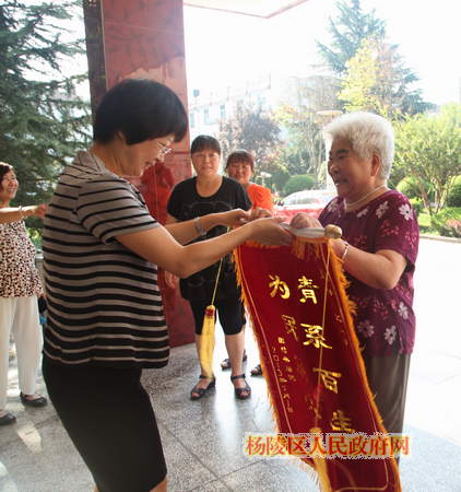 情系百姓解民忧 送上锦旗谢党恩