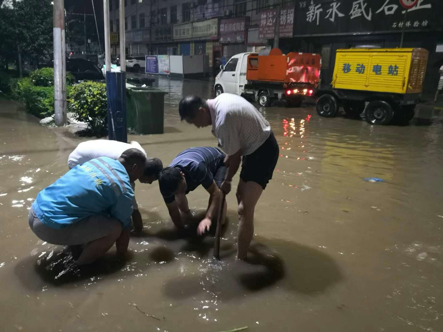 区城管分局坚守防汛抢险第一线 连夜奋战保安全