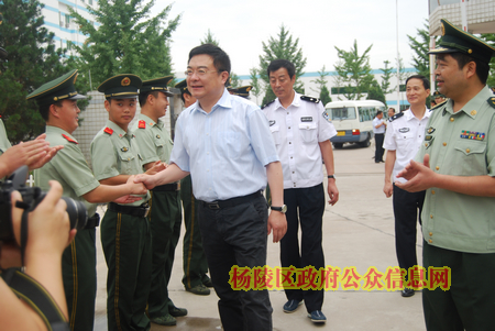 梁桂亲切慰问驻地官兵和重点优抚对象