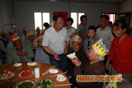 五泉镇帅家村互助幸福院老人们过上“洋节”