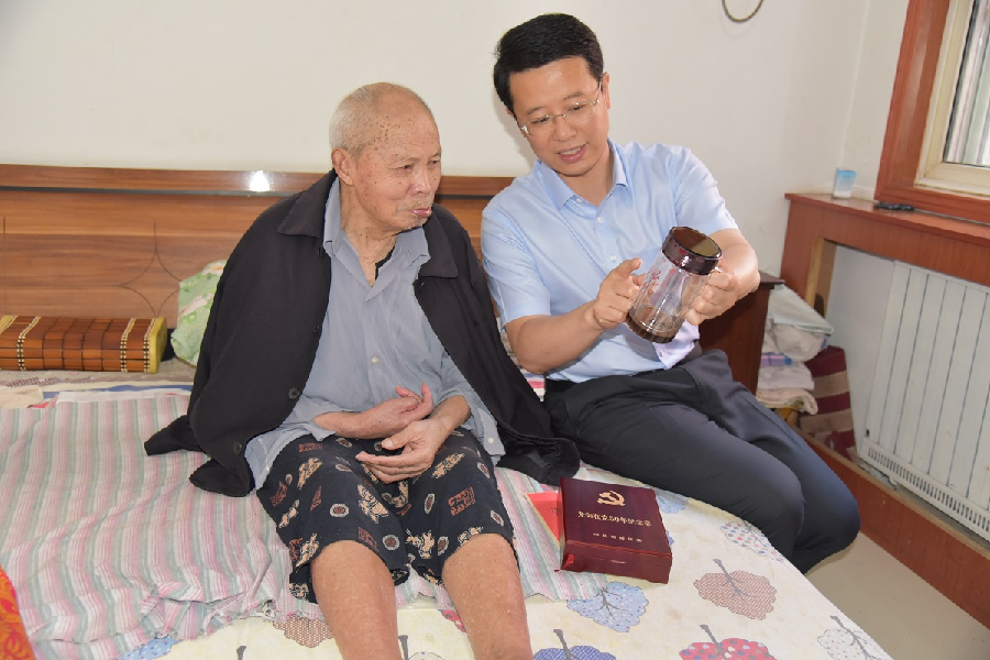 拉家常 树信心 话发展——单舒平“七一”前夕看望慰问基层党员
